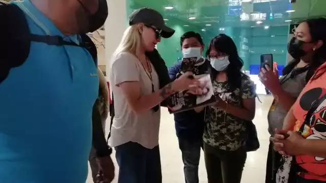 María José fue recibida por fans a su llegada al aeropuerto de Mérida