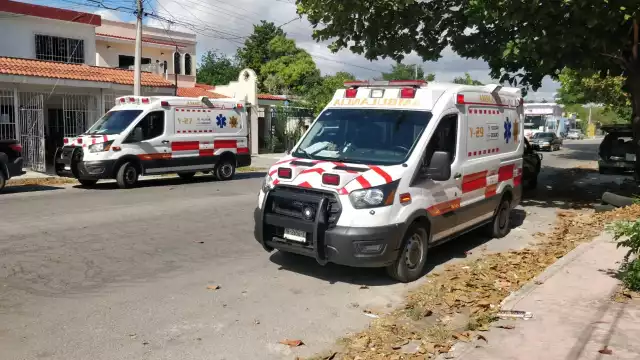 Paramédico tuvieron que quitar candados para poder ingresar a la casa