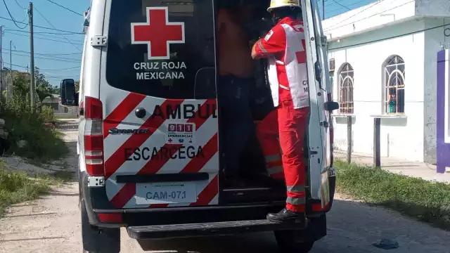Paramédicos de la Cruz Roja detuvieron el sangrado de ambos brazos