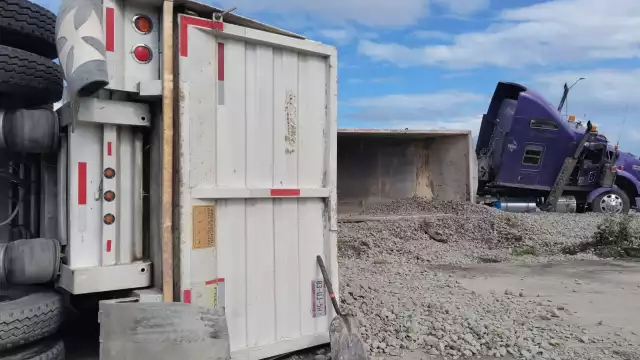 El balasto terminó regado en la carretera Mérida-Progreso