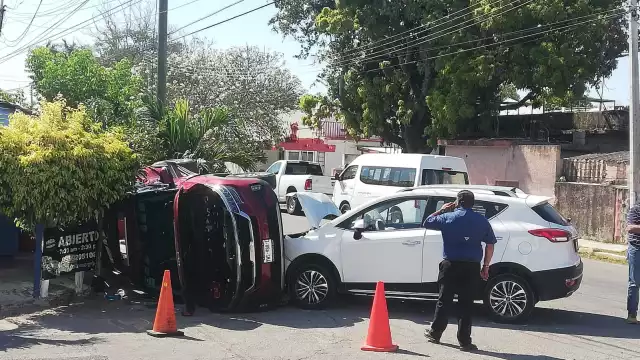 Pese a la aparatosa volcadura, no se reportan heridos