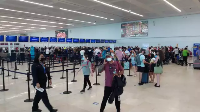 Gran movilidad de personas en el aeropuerto de Cancún