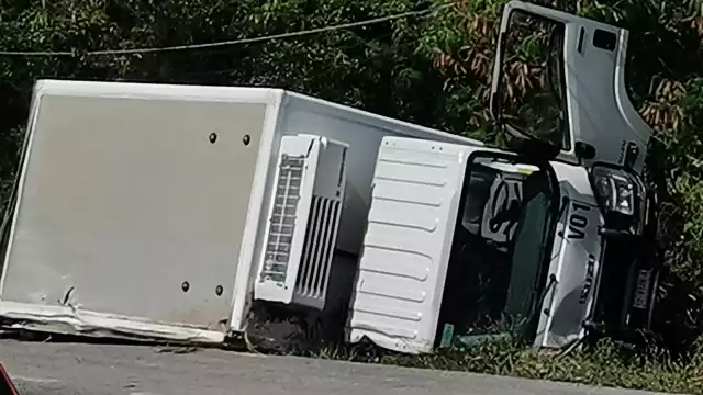 El camión terminó con daños considerables, y sus tripulantes fueron valorados por paramédicos de una clínica privada de Playa del Carmen