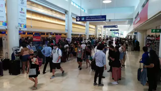 Los pasajeros hicieron largas filas en lo módulos de las aerolíneas dentro del aeropuerto de Cancún