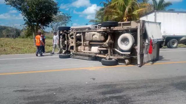 El neumático izquierdo explotó sobre la carretera Escárcega- Champotón