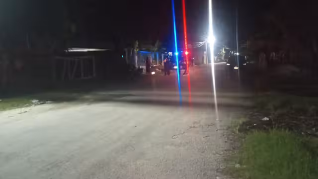 Vecinos llegaron al lugar ante el llamado de la mujer quien descubrió a los jóvenes robando cable