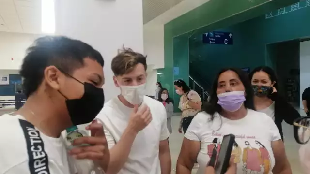 El cantante urbano fue reconocido por sus fans, quienes no dudaron en pedirle fotos y autógrafos