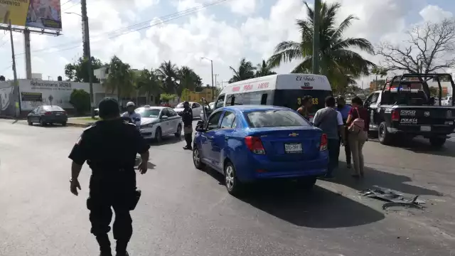 Elementos de Tránsito Municipal acudieron al lugar del accidente para el deslinde de resónsabilidades