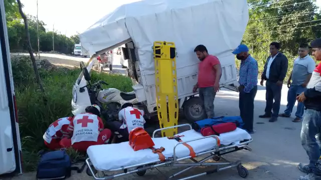 El conductor de una motocicleta de carga resultó con graves lesiones en la espalda