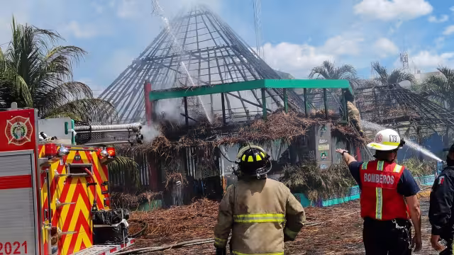 Los bomberos acudieron al Boulevard Playa del Carmen para sofocar el incendio en la palapa del restaurante Nativo
