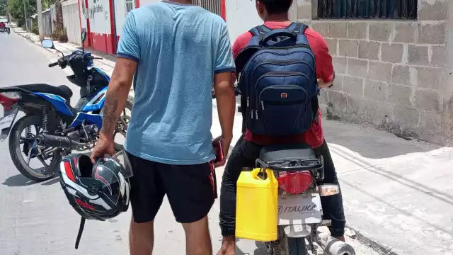 Vecinos señalaron que los cables de Telmex llevan días así