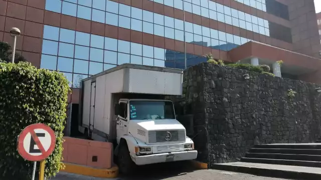 BCC Transportes, Almacenajes y Logística fue la empresa ganadora de la licitación de Semarnat para el traslado del mobiliario