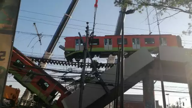 Remoción de uno de los vagones siniestrados