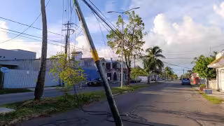 Tráiler derriba postes y deja sin luz a familias de Barrio Bravo en Chetumal