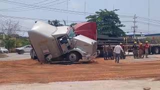 Encontronazo de trailers paraliza tráfico en carretera Cancún-Puerto Morelos