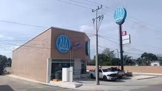 Motociclistas asaltan farmacia en Escárcega y huyen con el dinero; estarían ligados a otro robo