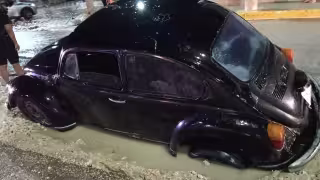 “Vochito” queda atascado en una obra realizada por el SMAPAC en la capital de Campeche