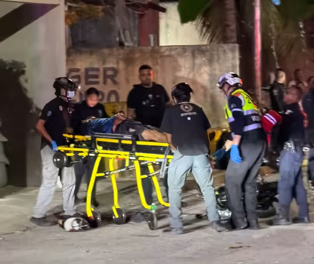 Paramédicos atendieron y trasladaron de emergencia al hombre herido.