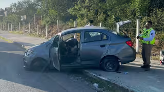 Madre e hijo vuelcan su automóvil en la Colosio de Playa del Carmen