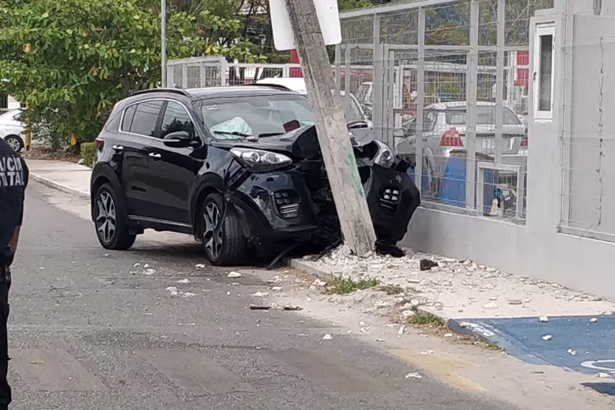 Conductor ebrio choca contra un poste de la CFE en Mérida - PorEsto