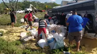 Personas llegaron en camionetas para llevarse el producto