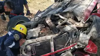 Bomberos decidieron desconectar la batería al percatarse que la gasolina salía del carro