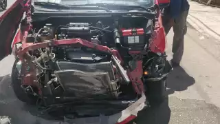 La parte frontal del vehículo terminó en pedazos después de chocar en Mérida