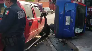 Al lugar arribaron elementos de la Secretaría de Seguridad Pública para ayudar a los accidentes