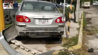 El letrero de una plaza comercial de Mérida fue dañado por un conductor