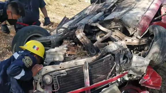 Bomberos decidieron desconectar la batería al percatarse que la gasolina salía del carro Bomberos decidieron desconectar la batería al percatarse que la gasolina salía del carro