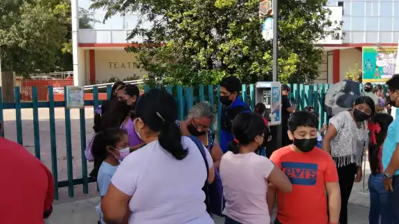 Los padres de familia aseguraron que les dieron este punto y día para la aplicación de la dosis Los padres de familia aseguraron que les dieron este punto y día para la aplicación de la dosis
