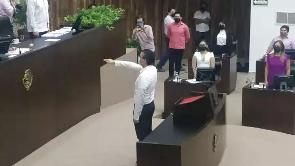 Previo a su nombramiento, cuatro diputados de Morena pidieron la voz en el estrado para manifestar su desacuerdo Previo a su nombramiento, cuatro diputados de Morena pidieron la voz en el estrado para manifestar su desacuerdo