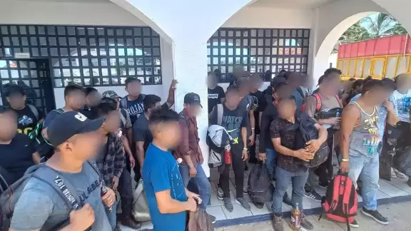 Rescatan a 129 migrantes transportados en una caja de camión en Veracruz
