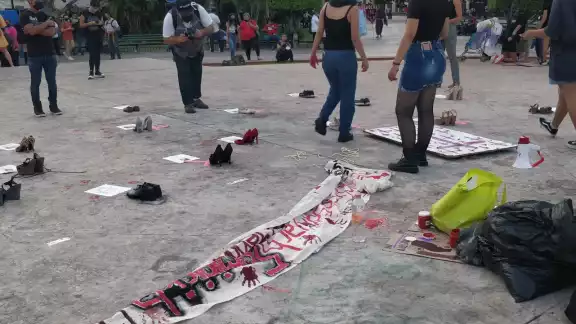 El colectivo feminista tomó la Plaza Grande de Mérida para enviar mensajes sobre los feminicidios El colectivo feminista tomó la Plaza Grande de Mérida para enviar mensajes sobre los feminicidios