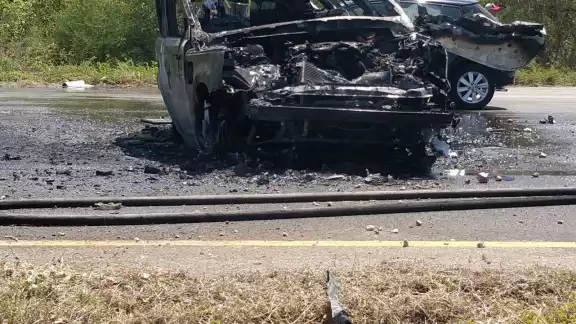 El fuego se extendió hasta incendiar la maleza de la hondonada El fuego se extendió hasta incendiar la maleza de la hondonada