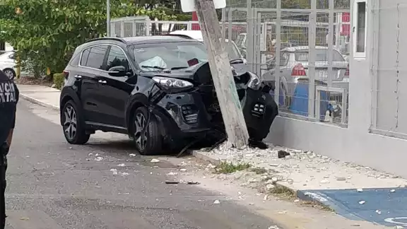 Debido al estado de ebriedad que presentaba, se impactó contra el poste Debido al estado de ebriedad que presentaba, se impactó contra el poste
