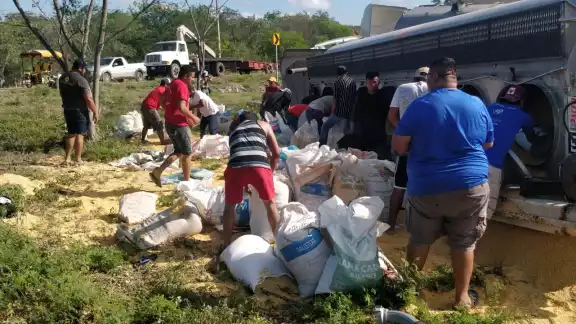 Personas llegaron en camionetas para llevarse el producto Personas llegaron en camionetas para llevarse el producto