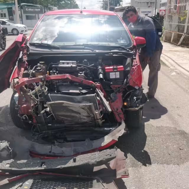 La parte frontal del vehículo terminó en pedazos después de chocar en Mérida