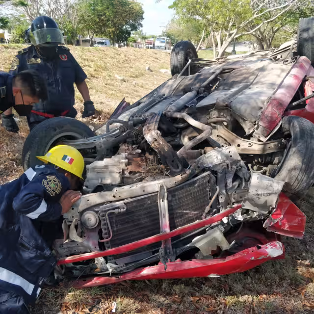 Bomberos decidieron desconectar la batería al percatarse que la gasolina salía del carro