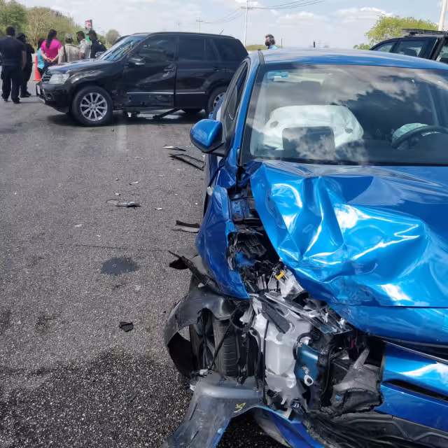 Ambos autos terminaron con graves daños