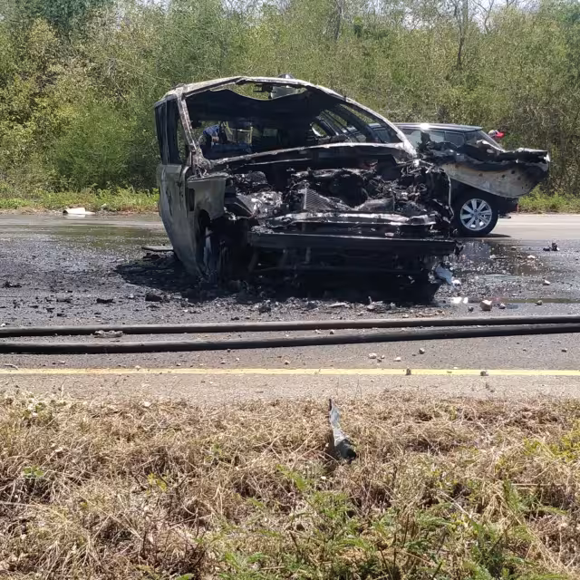 El fuego se extendió hasta incendiar la maleza de la hondonada