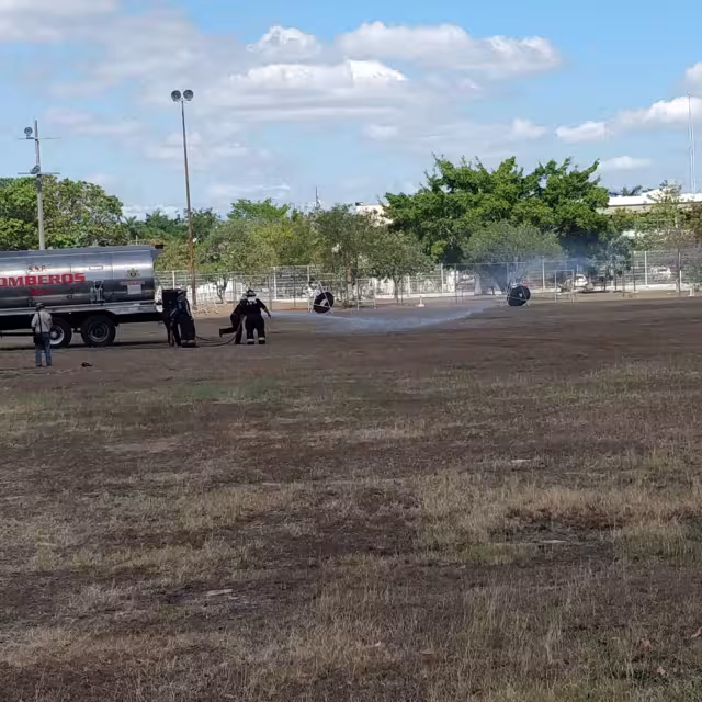 Bomberos se encuentra mojando el área para la llegada del helicóptero de la SSP