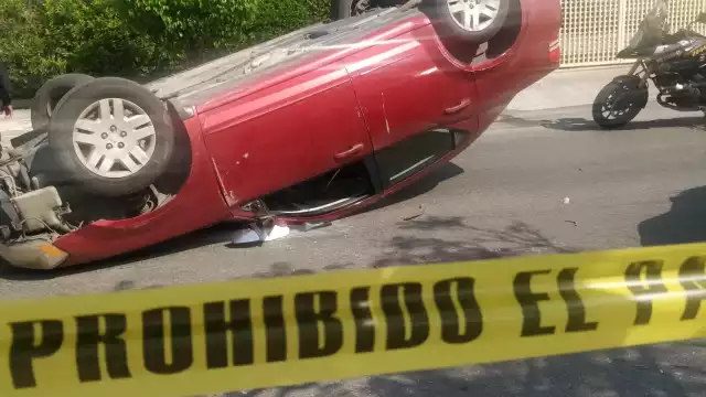 El automóvil quedó con las llantas hacia arriba, tras salir 'volando' sobre la avenida