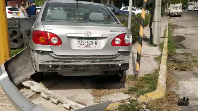 El letrero de una plaza comercial de Mérida fue dañado por un conductor