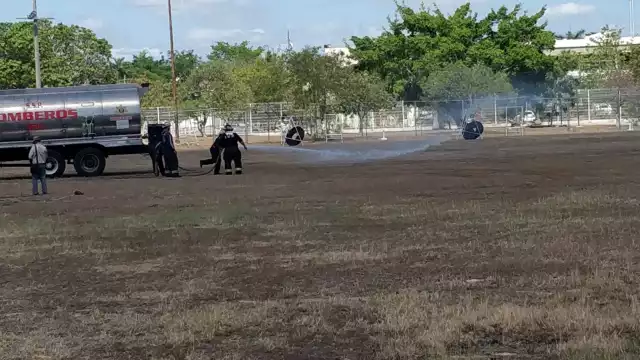 Bomberos se encuentra mojando el área para la llegada del helicóptero de la SSP