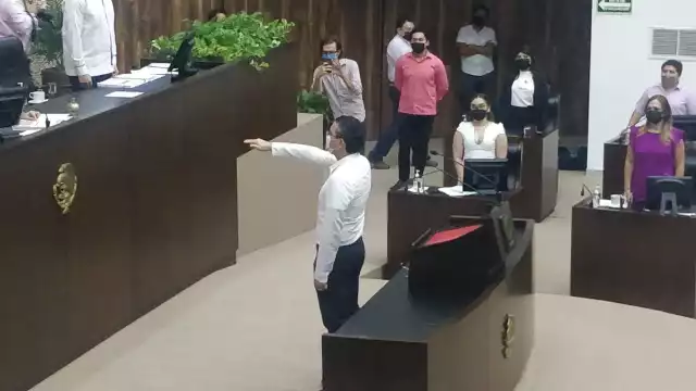 Previo a su nombramiento, cuatro diputados de Morena pidieron la voz en el estrado para manifestar su desacuerdo