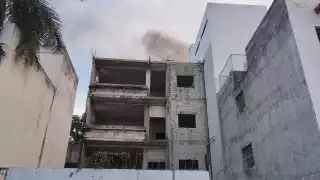 Hombres causan incendio en un edificio de Playa del Carmen