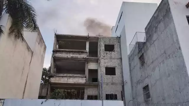 Bomberos lograron sofocar el incendio en el edificio abandonado