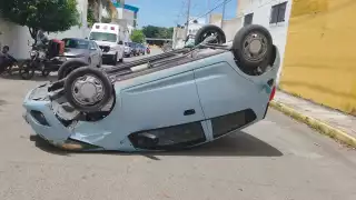 Conductor vuelca en la Supermanzana 57 de Cancún