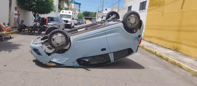 El conductor circulaba a exceso de velocidad, provocando que volcara